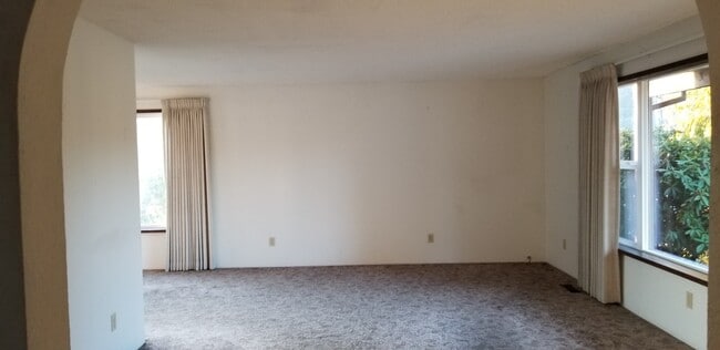 Building Photo - 3 bedroom, 2 bathroom home in well established neighborhood.