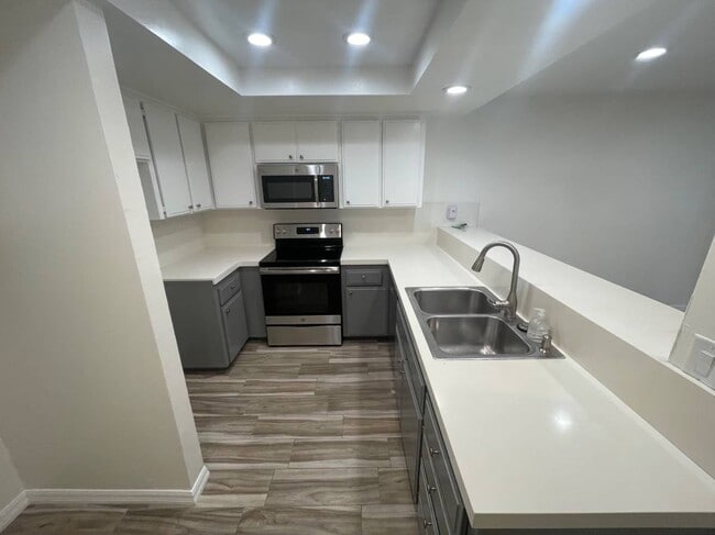 221 W Escalones
