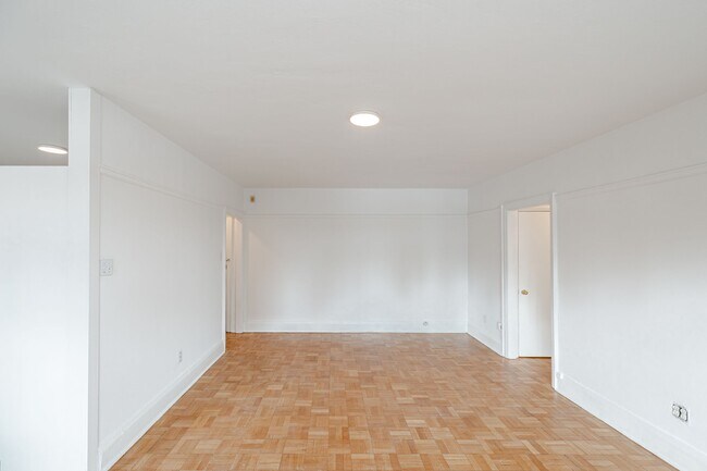 Photo - 110 Wellesley St E Unité 402