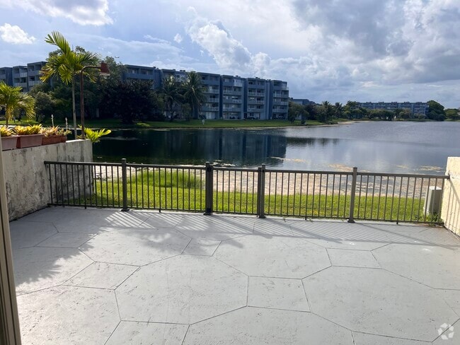 Building Photo - 9137 Fontainebleau Blvd Rental