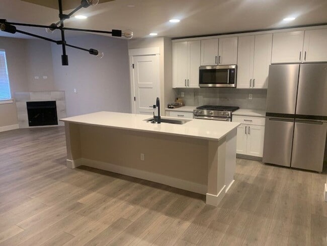 Photo - 3 Bed/3 Bath Modern and Luxurious Townhome in NE Bend