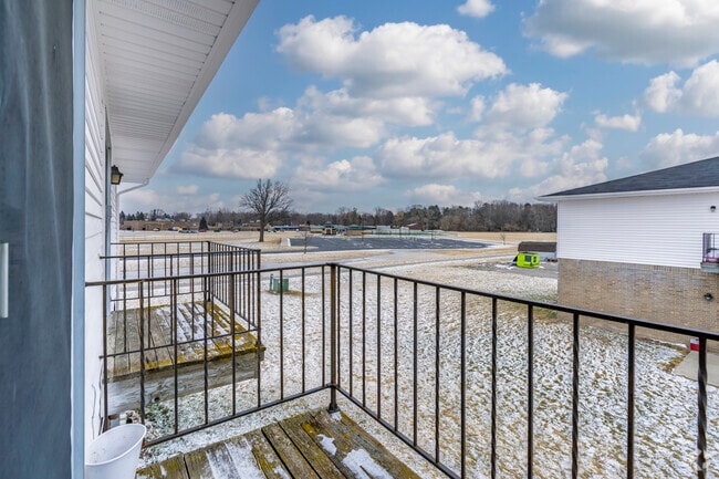 2BR, 1BA - 800SF -