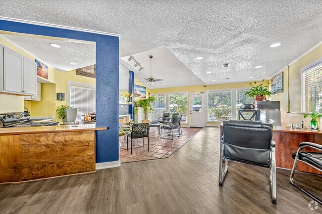 Oficina de arrendamiento - Towne Center Apartments