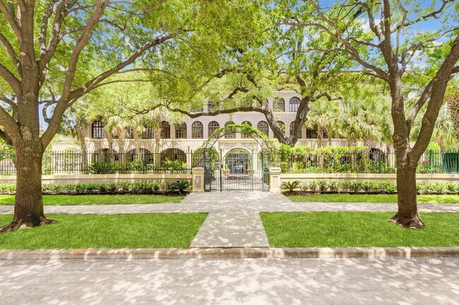 Photo - 2700 Albany St Unit 2b