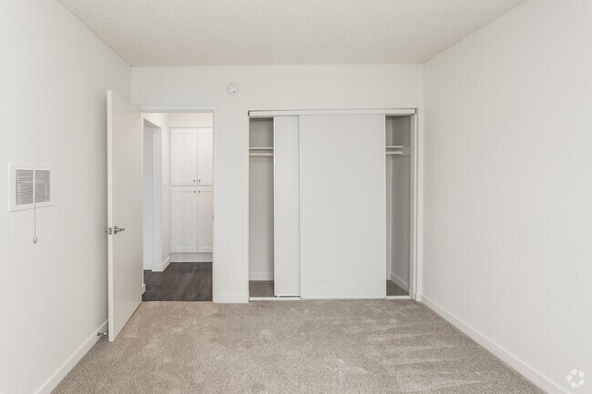 1BR, 1BA - 563SF - Bedroom Carpeted