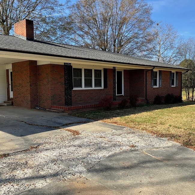 Building Photo - Brick Ranch Style home with 3 Bedrooms, 2.5 Baths