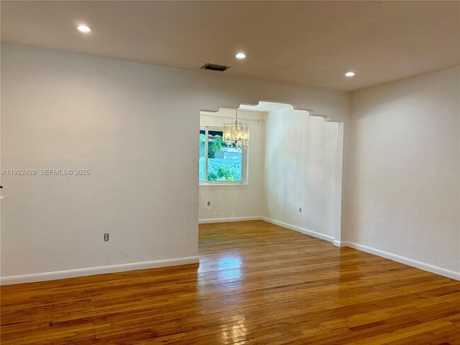 Building Photo - 6855 NE 5th Ave Unit B