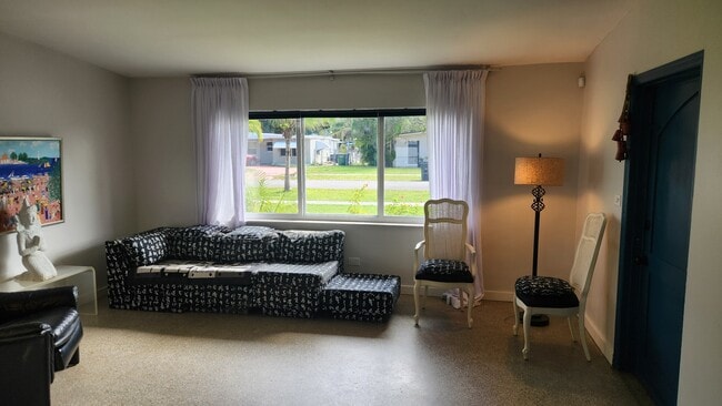 Photo - 565 NW 128th St