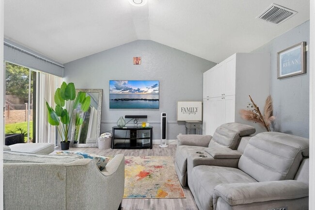 5380 Lakewood Cir S