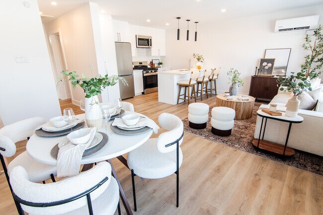 Photo - Unit 1B | Upper Level | 2 Bedroom, 1 Bathroom Unité B