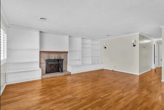 Photo - 1425 Luxton St