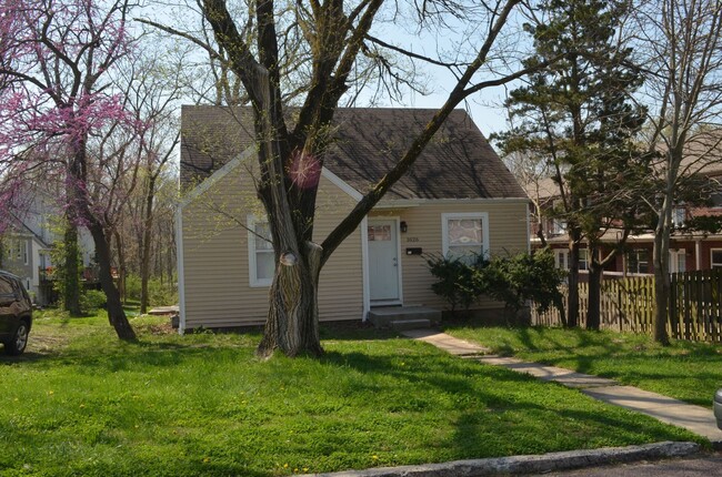 2 Bedroom House- Steps from Boone Hospital. - 2 Bedroom House- Steps from Boone Hospital.