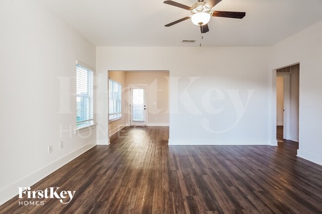 Photo - 2807 Village Ln