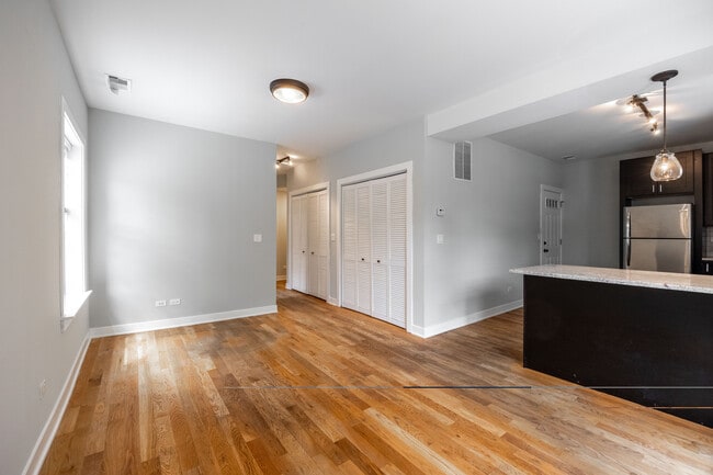 Building Photo - 2207 W Eastwood Ave Unit 1