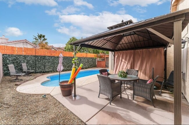 Photo - Single Story with a Pool!!
