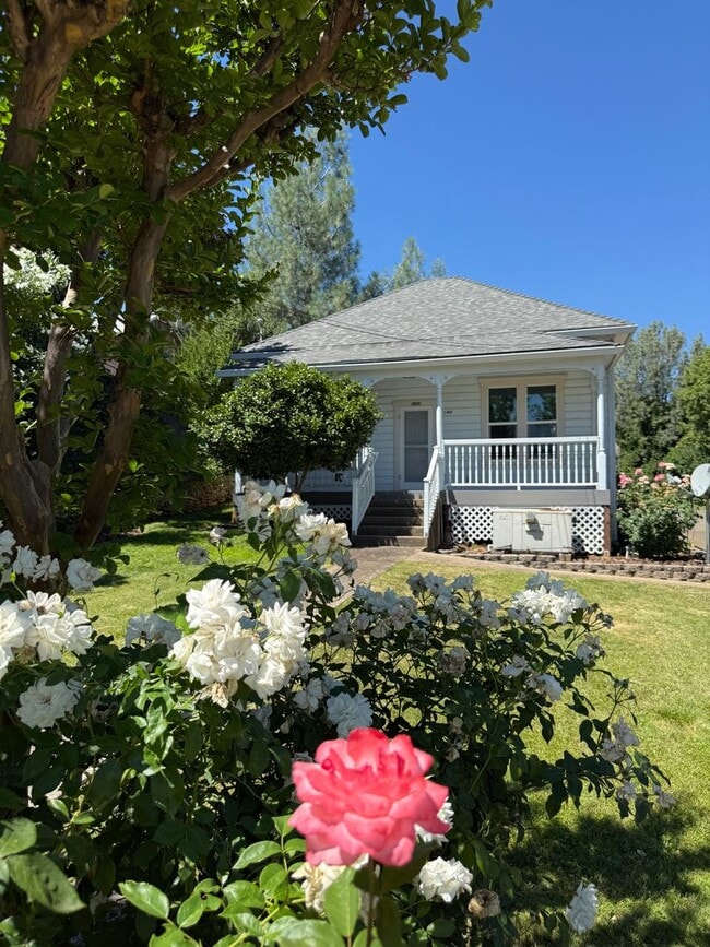 3-bedroom, 1-bath home in Redding blends historic charm with modern finishes! - 3-bedroom, 1-bath home in Redding blends historic charm with modern finishes!