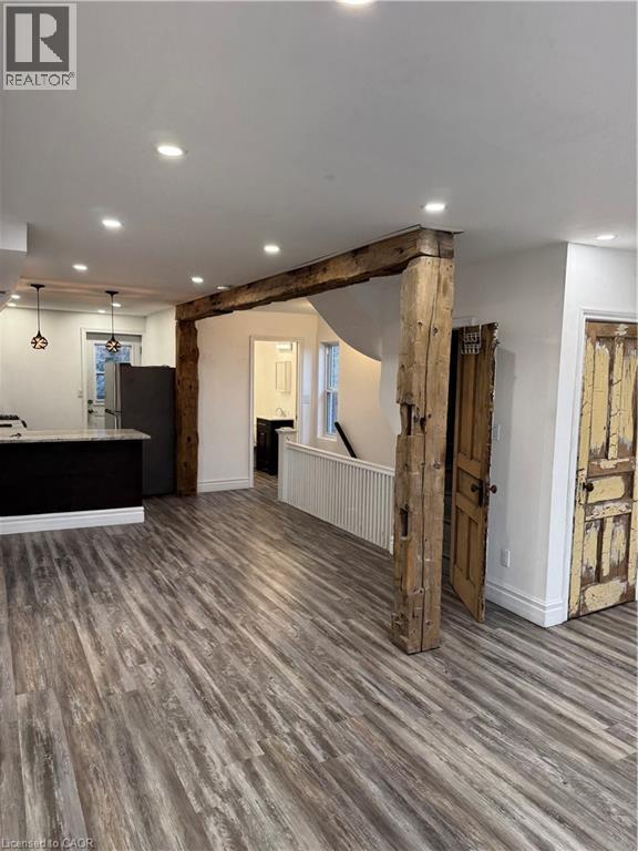 Photo - 1152 King St E