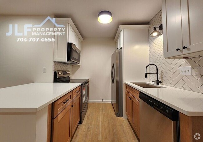 Building Photo - Freshly Updated 2/2 Duplex with Modern Fix... Rental