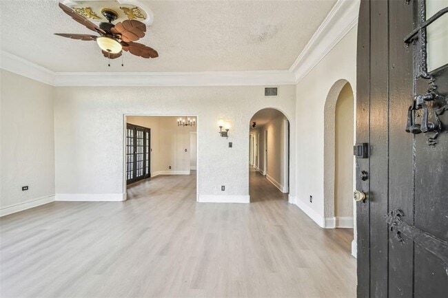 Photo - 2102 W La Salle St