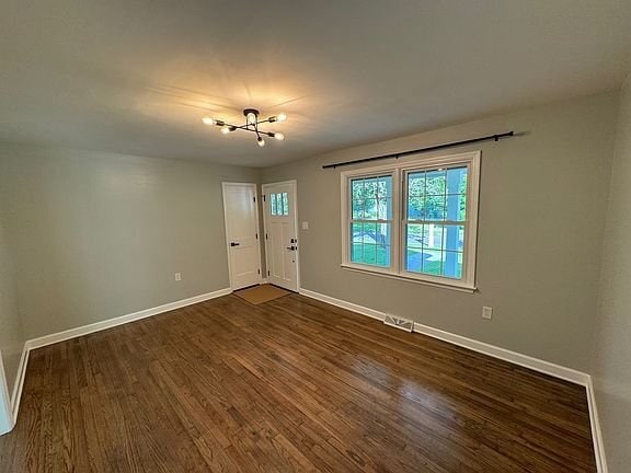 Photo - 202 Kershaw St SE