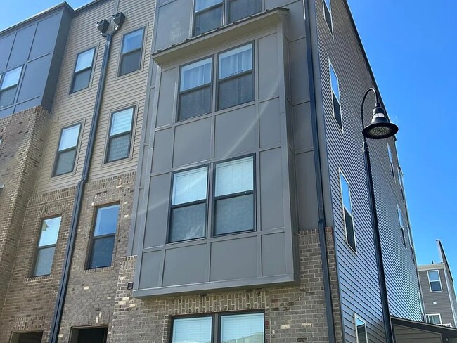 Building Photo - Stunning 3 Bed 2.5 Bath, Open Concept Town... Rental