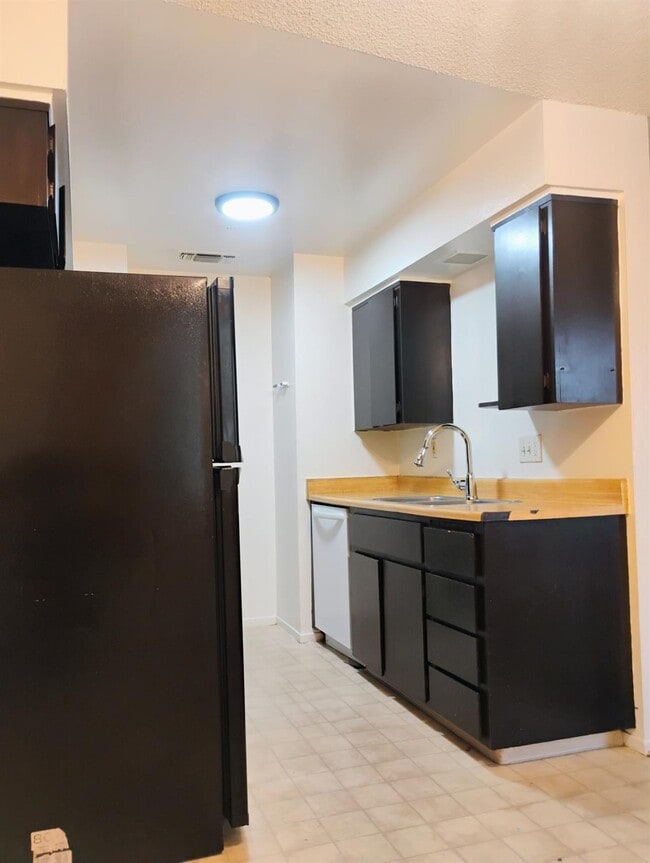 Photo - 655 W Ashlan Ave