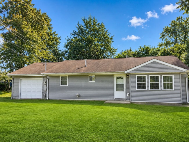 Building Photo - Quiet Neighborhood 3 Bedroom Home with Garage