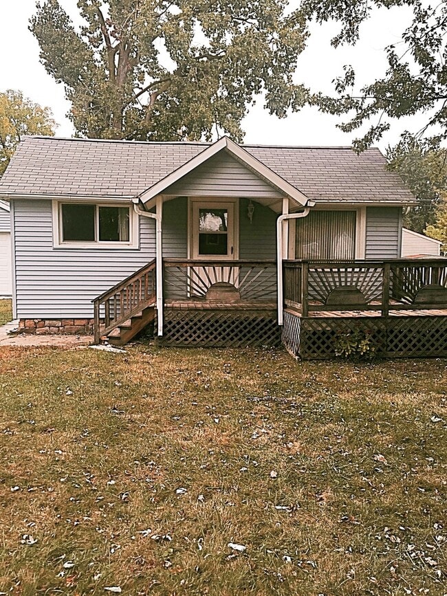 Building Photo - 2 bedroom/ 1 bathroom ranch with porch on ...