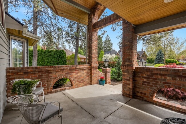 602 W Bradford Ct