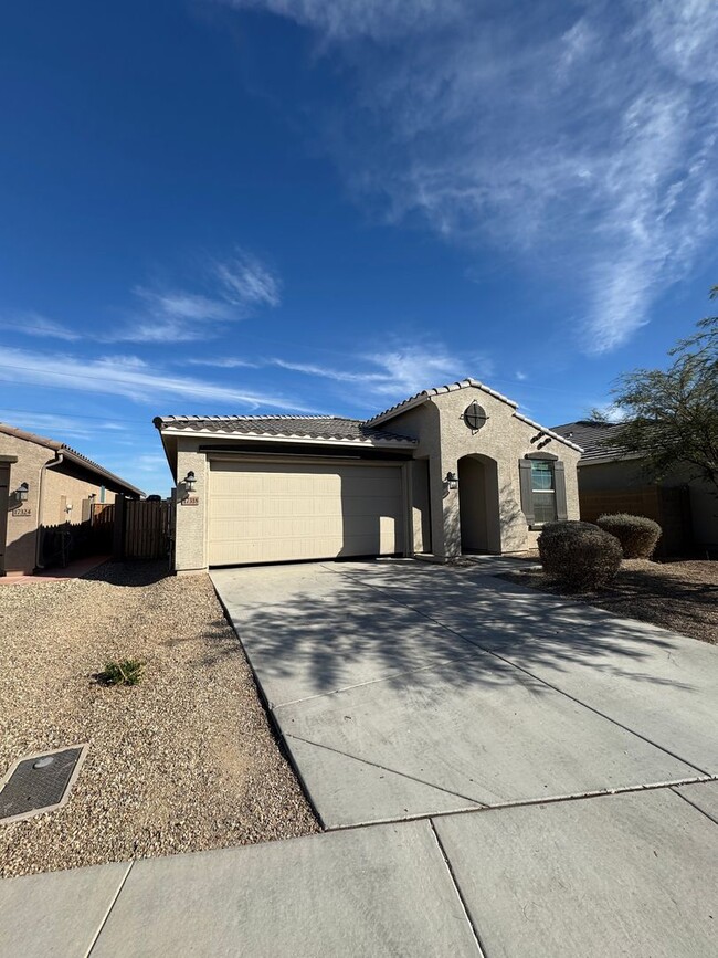 3 Bed / 2 Bath with all new carpet! - 3 Bed / 2 Bath with all new carpet! Casa