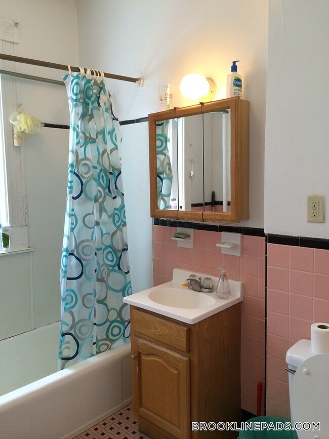 Photo - 1589 Beacon St Unidad 12