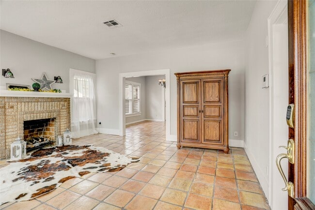 Photo - 5221 Mulford St