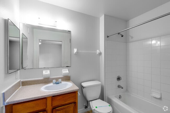 2BR, 2BA - 1,006SF - Primary Bathroom