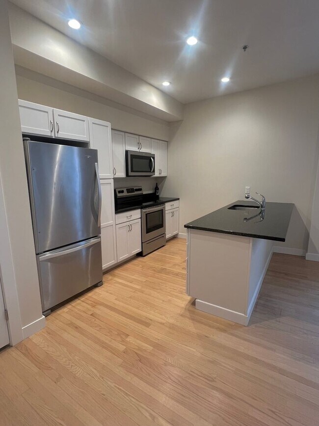 Photo - Putnam Hotel – $2,041 – 1 Bedroom/1 Bathroom, 690 SQ.FT. – UTILITIES INCLUDED, Available Immediately Unidad 305