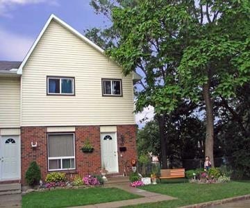 Building Photo - Villages of Hyde Park