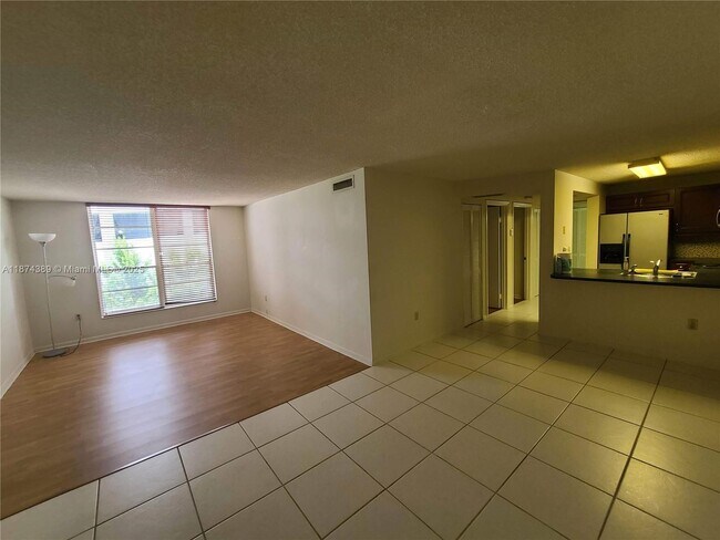 Photo - 210 SW 11th St Unidad 308