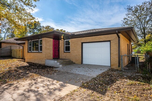 Photo - 809 N Ross Ave