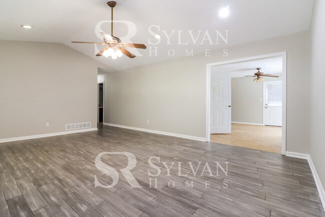 Photo - 98 Silverthorne Pl