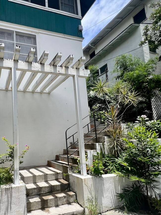 Building Photo - Charming Updated 1BR Lower Home in Palolo Valley Near Kaimuki