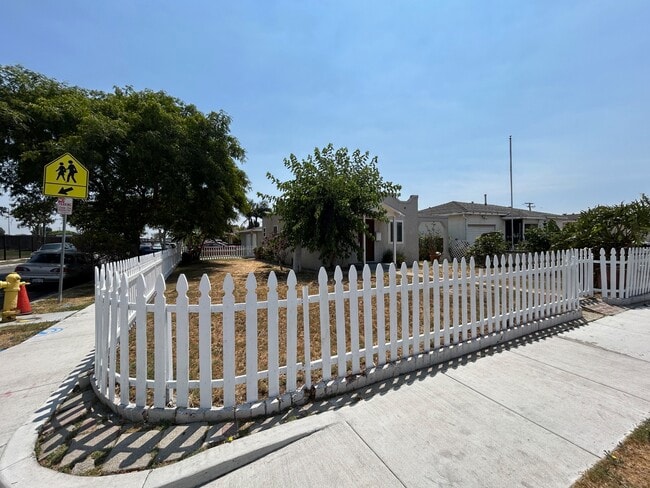 Building Photo - 11136 Redfern Ave Rental