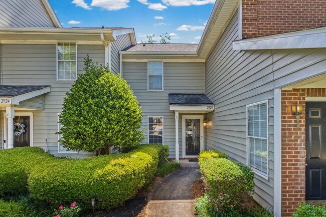 Building Photo - Light and bright 2-primary suite, 2-bath condo in Firethorne of Charlotte.