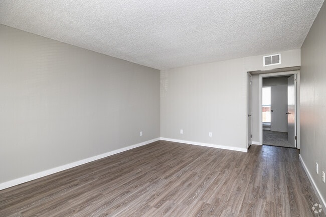 1BR, 1BA - 700SF - Deluxe - Living Room - The Avenue