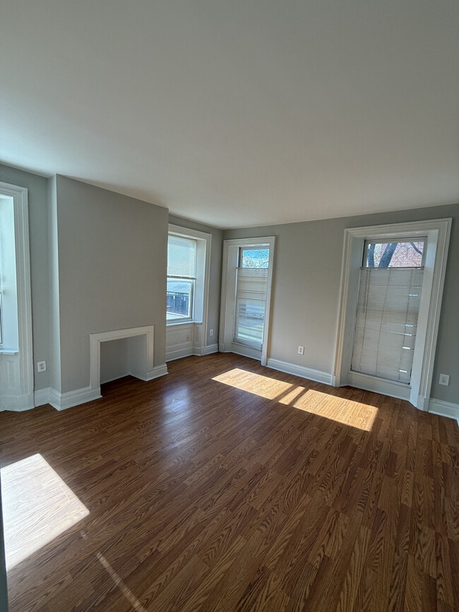 Dormitorio principal con una bonita vista del vecindario. - 31 S Arlington Ave Apartamentos Unidad 1