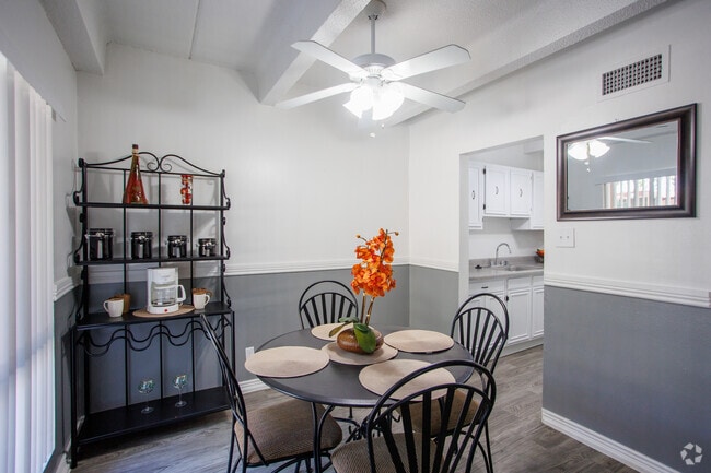 1BD, 1BA - 720SF - Dining Room