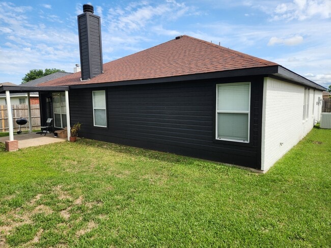Photo - 720 Mackenzie Dr