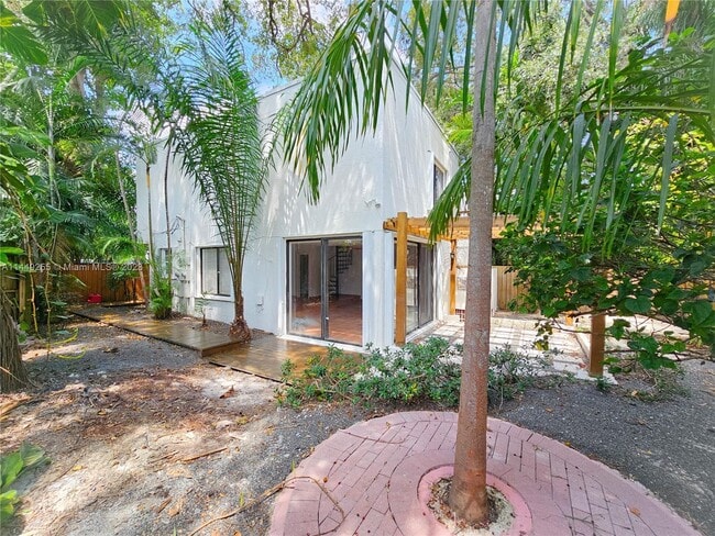 Photo - 2989 Bridgeport Ave