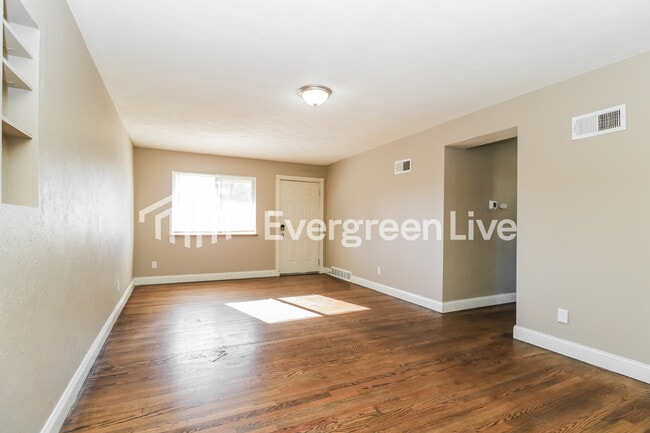 Photo - 725 Tyson Dr