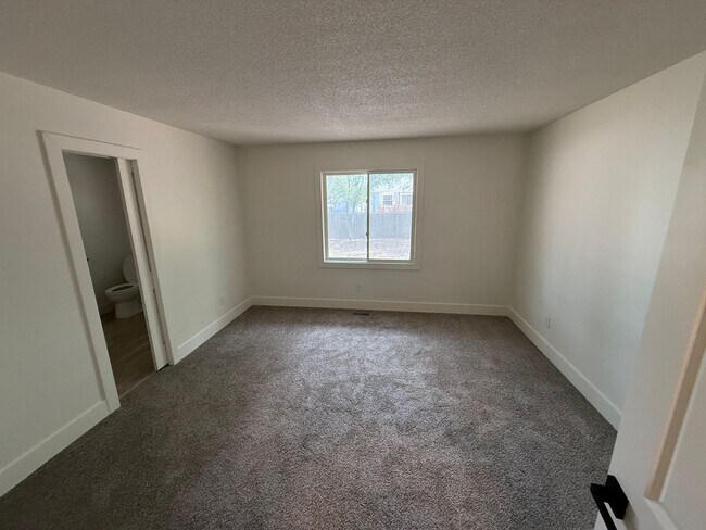 2101 N Parkridge Ct