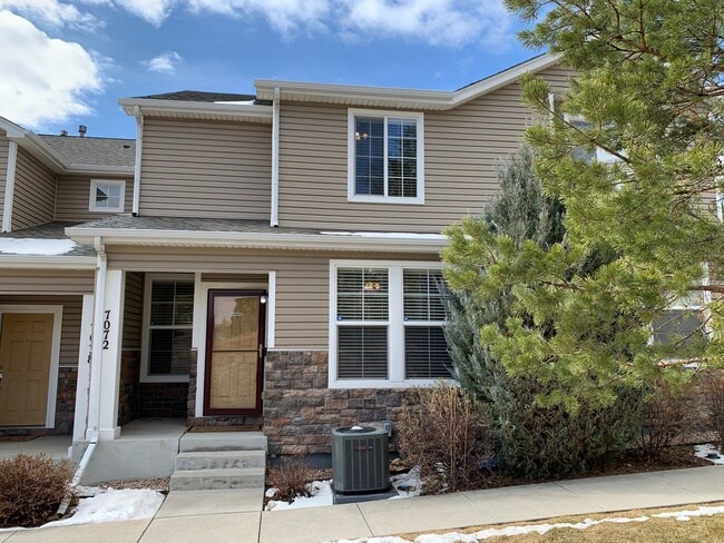 Building Photo - 3 Bedroom Updated Townhouse in Fountain