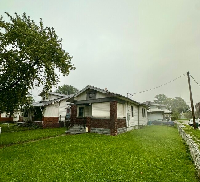 Building Photo - 221 W Memorial Dr